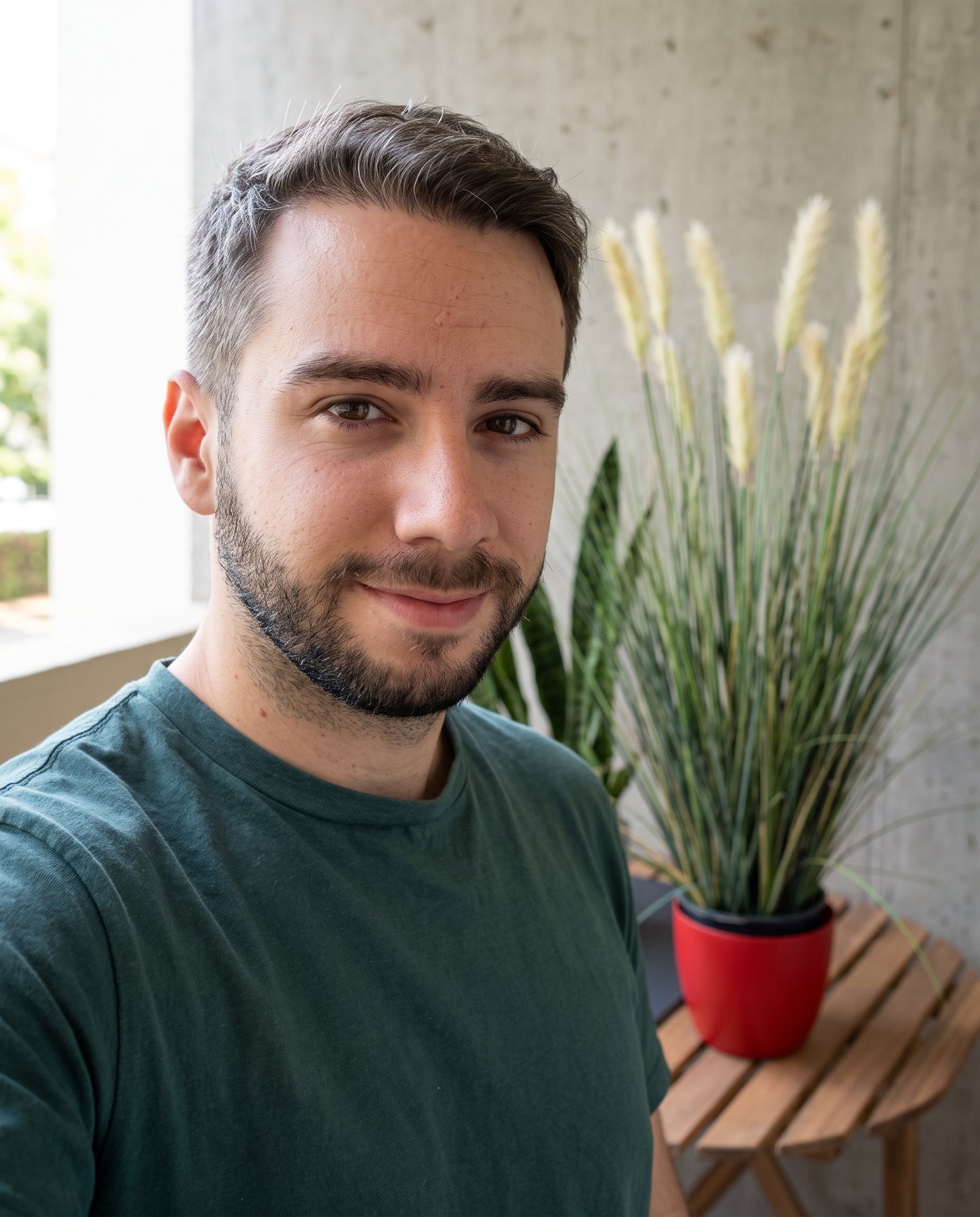 Antonio Serna, fundador de Dekogreen, junto a dos plantas artificiales