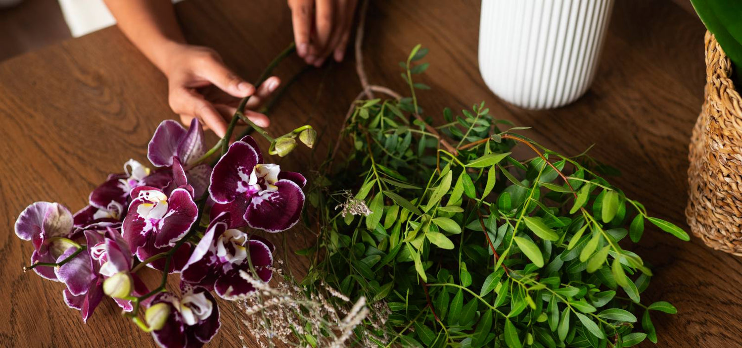 Cómo combinar plantas artificiales premium con materiales naturales (madera, piedra, lino)