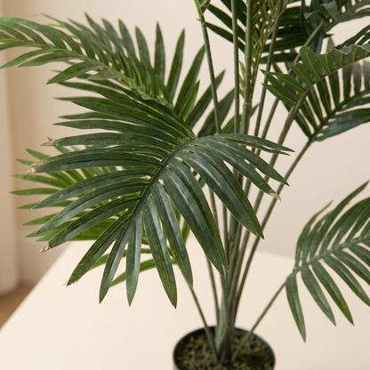 Detalle del realismo de las hojas de la palmera artificial de Dekogreen