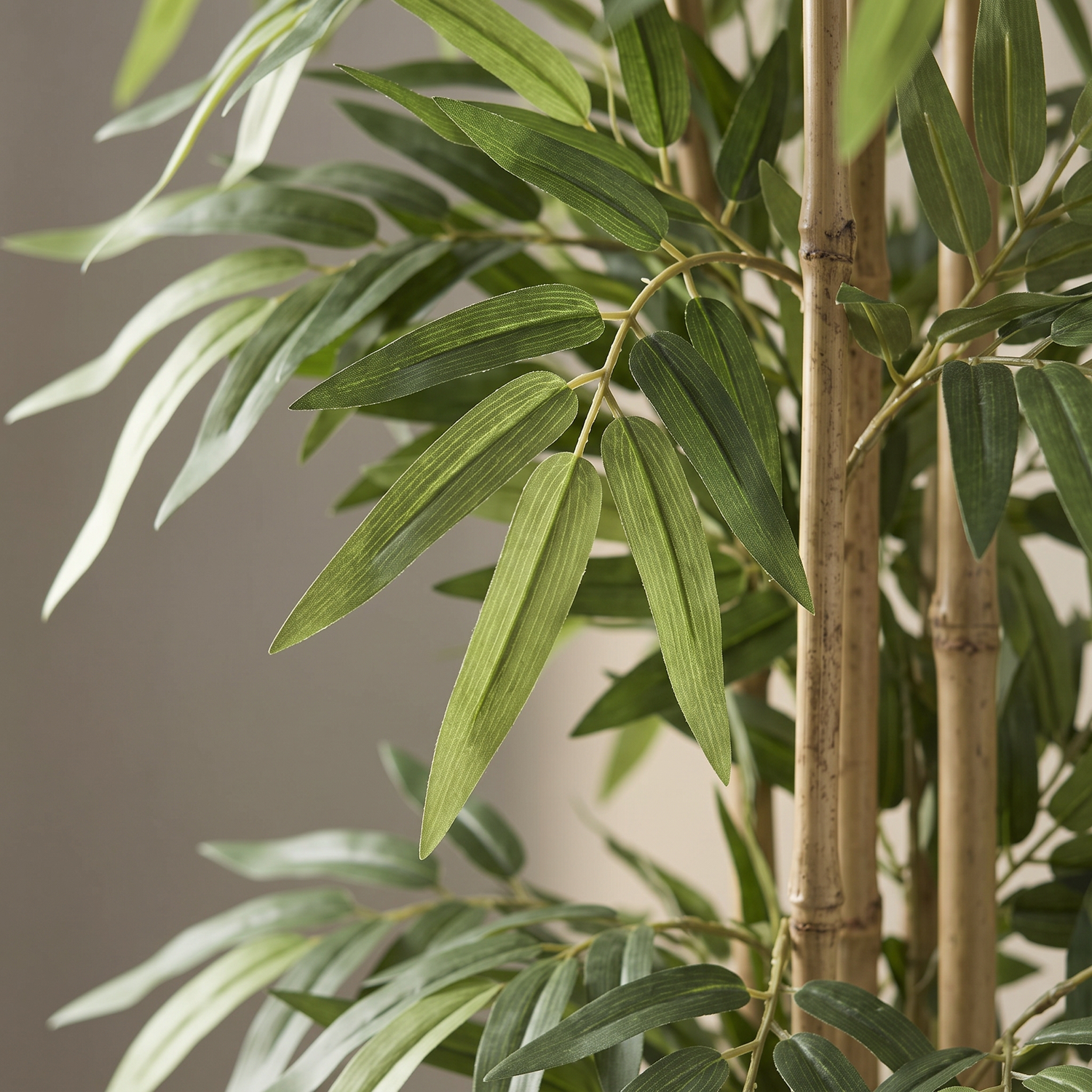 Detalle realista de las canas y hojas del bambu artificial de Dekogreen
