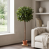 Laurel esfera artificial Dekogreen decorando un espacio moderno