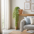 Bambú colgante UV artificial Dekogreen decorando un salón moderno y luminoso