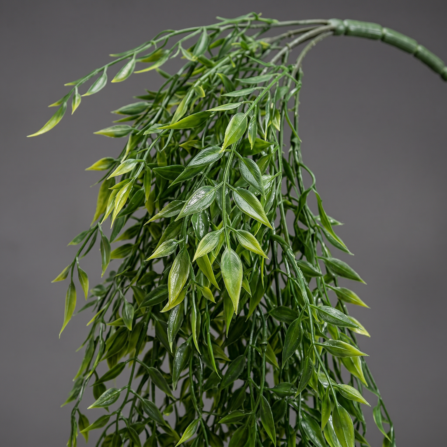Detalle del realismo de las hojas del Bambú colgante UV artificial de Dekogreen