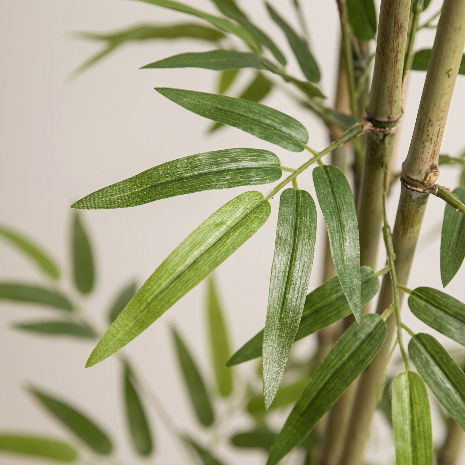 Detalle del realismo de las hojas del Bambú UV artificial de Dekogreen