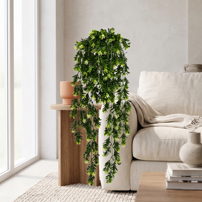 Boj colgante con bayas artificial Dekogreen decorando un salón moderno y luminoso