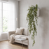Eucalyptus colgante artificial Dekogreen decorando un salón moderno y luminoso