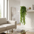 Ficus Pumila colgante artificial Dekogreen decorando un salón moderno y luminoso