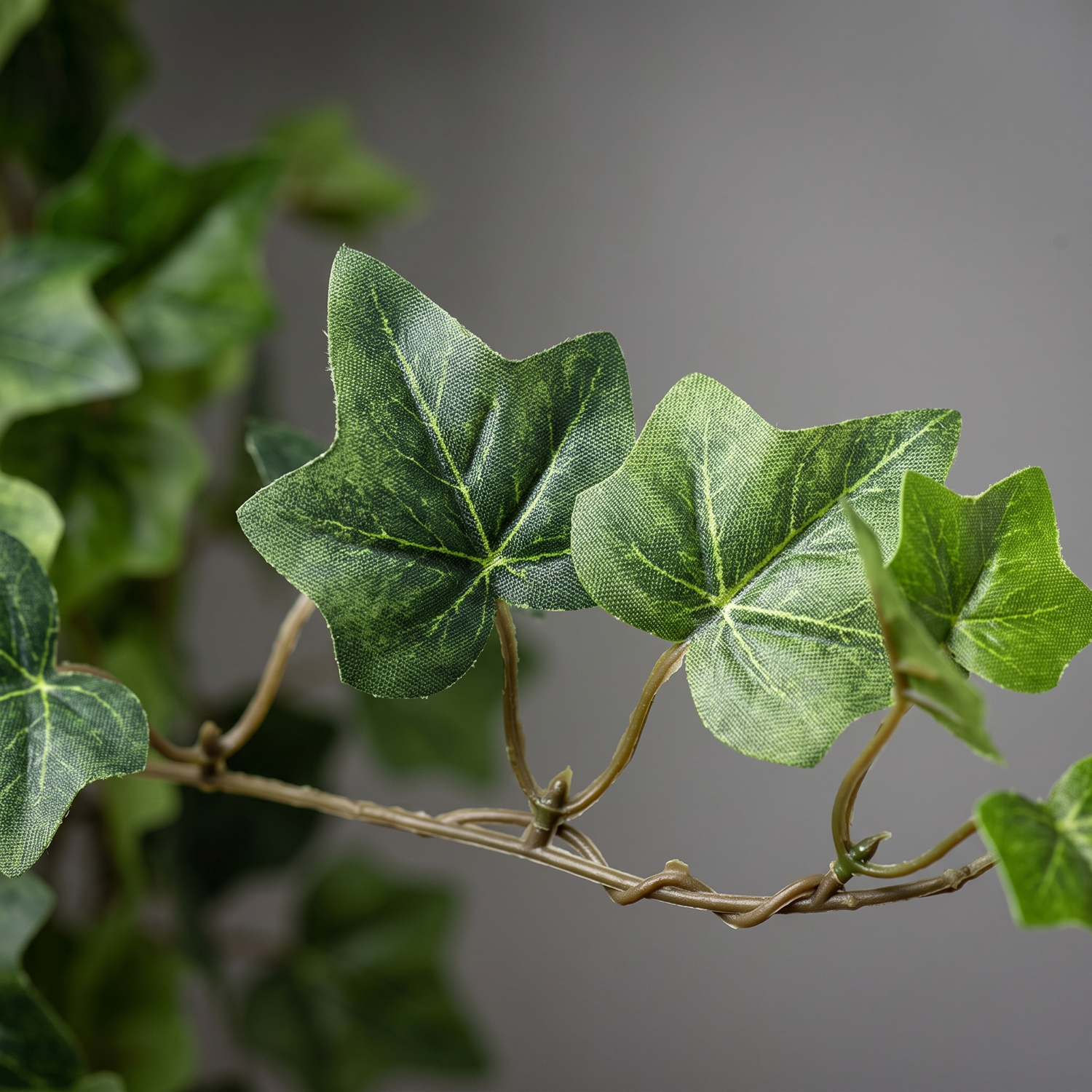 Detalle del realismo de las hojas de la guirnalda de hiedra verde artificial de Dekogreen