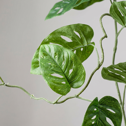 Detalle del realismo de las hojas de la guirnalda de Monstera artificial de Dekogreen