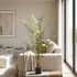 Helecho Mini artificial Dekogreen decorando un salón moderno y luminoso