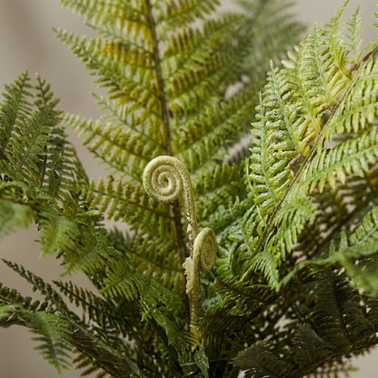 Detalle del realismo de las hojas del helecho Natur artificial de Dekogreen