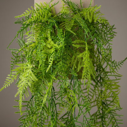 Detalle del realismo de las hojas del helecho plumoso colgante artificial de Dekogreen