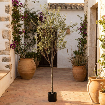 Olivo artificial UV 175 cm en patio mediterráneo
