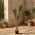 Yucca artificial UV en terraza moderna