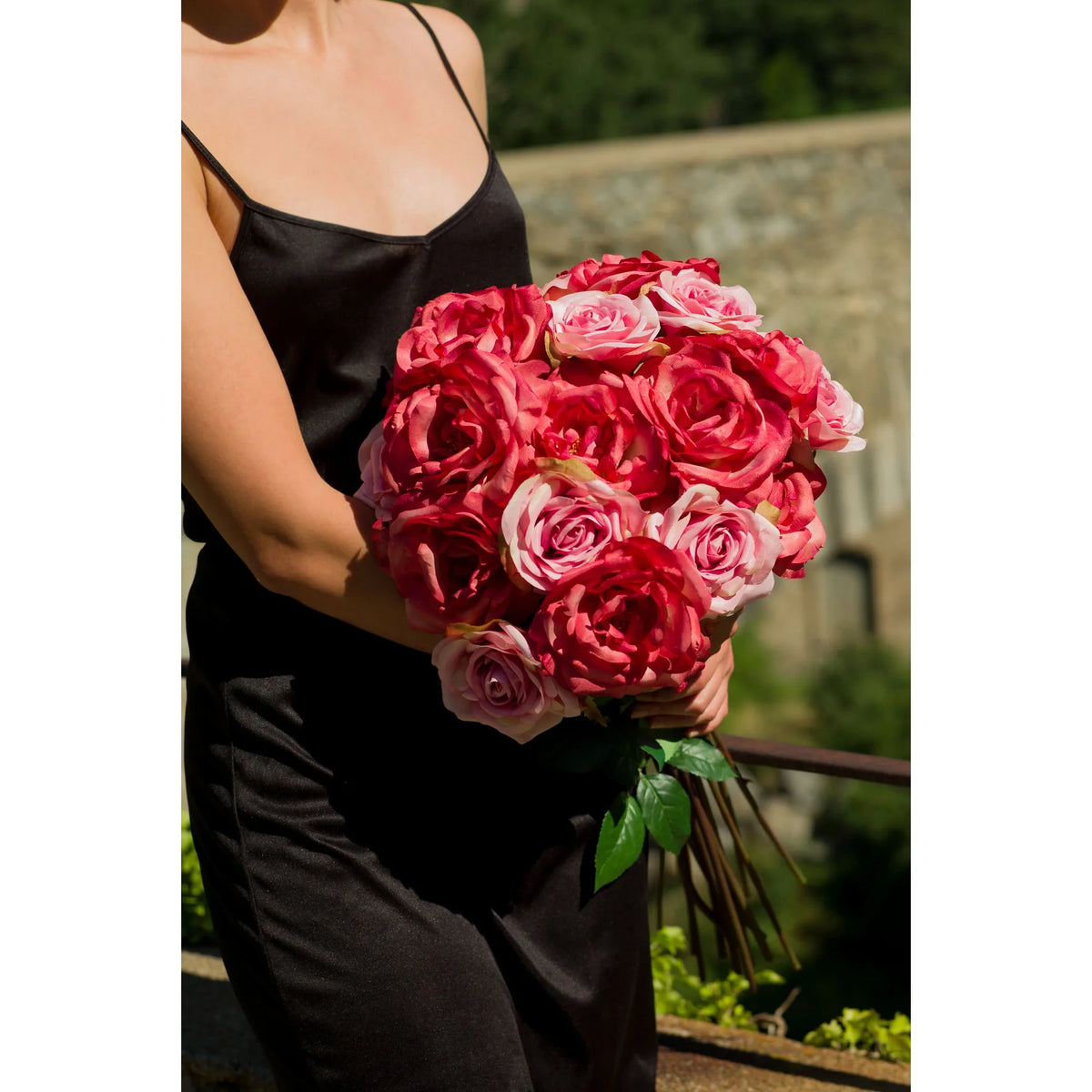 Montaje: rosa artificial Abierta de 63 cm, color rojo fuerte; las otras piezas no se incluyen