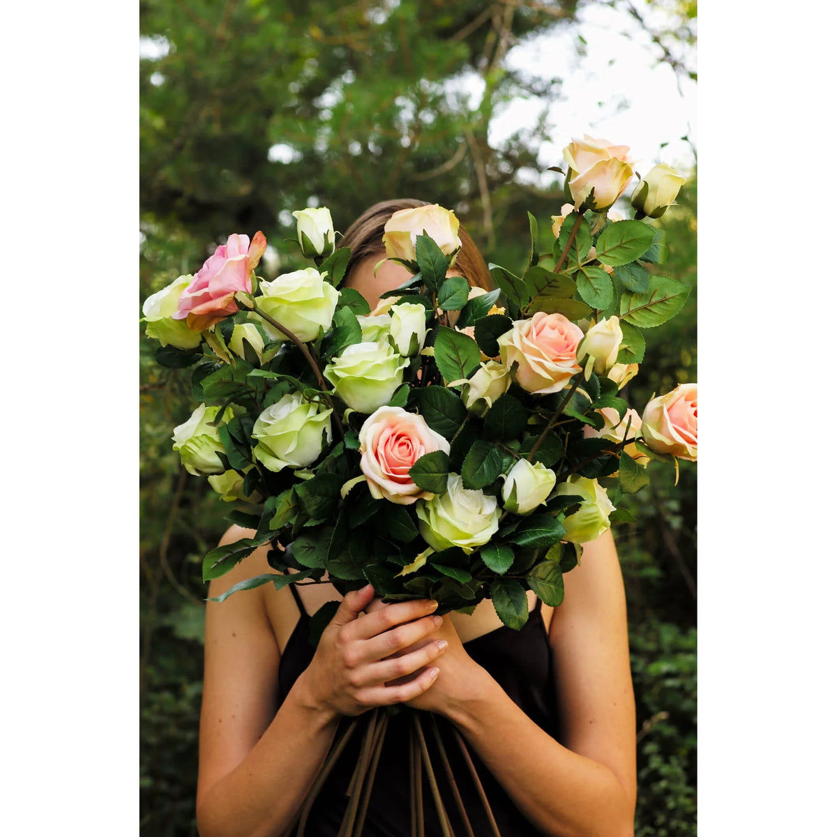 Montaje: rosa artificial Cerrada de 66 cm, color verde; las otras piezas no se incluyen